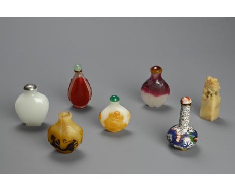 A GROUP OF CHINESE GLASS AND CLOISONNE ENAMEL SNUFF BOTTLES WITH SEAL, 19/20TH CENTURY. Of various forms to include overlay a