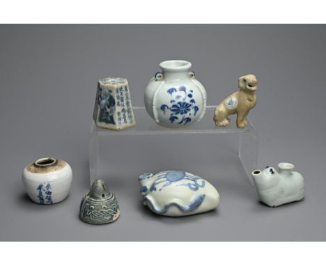A GROUP OF CHINESE PORCELAIN ITEMS, MING DYNASTY AND LATER. To include a blue and white porcelain jar, with lotus decoration 