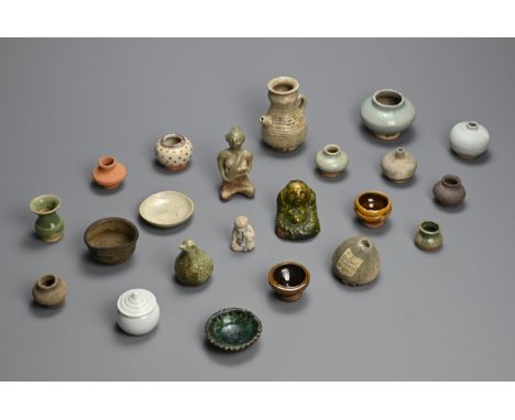 A MIXED GROUP OF CHINESE AND SOUTHEAST ASIAN CERAMIC STONEWARE ITEMS, CIRCA 14TH CENTURY AND LATER. Annamese, Sawankhalok and