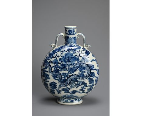 A CHINESE BLUE AND WHITE PORCELAIN MOONFLASK, KANGXI MARK. With curved ruyi handles decorated with dragons holding a flaming 