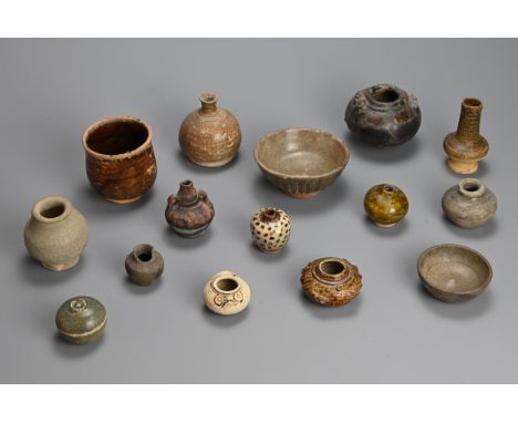 A MIXED GROUP OF EARLY SOUTHEAST ASIAN CERAMIC STONEWARE ITEMS, CIRCA 15TH CENTURY AND EARLIER. To include three brown glazed