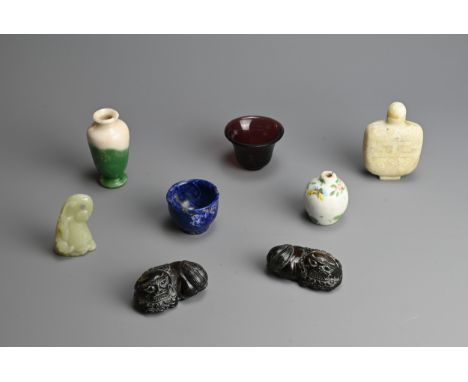 A MIXED GROUP OF CHINESE ITEMS, 19/20TH CENTURY. To include a pale celadon jade pendant in the form of a libation cup with dr