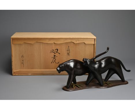 A VINTAGE JAPANESE BRONZE MODEL OF TWO LIONS, JUNICHIRO HANNYA, 20TH CENTURY. Junichiro Hannya (b 1931), with wooden box. Fig