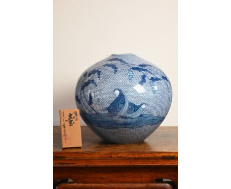 A RARE JAPANESE CONTEMPORARY ARITA PORCELAIN VASE, YŪKI HAYAMA (b.1961).Created by dyeing the quails depicted on gold folding