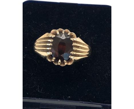 9ct gold garnet ring weight 5.2g 