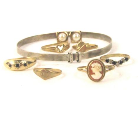 A quantity of dress rings and jewellery, to include two 9ct gold signet rings (AF), 1.5g, four 9ct gold dress rings, one star