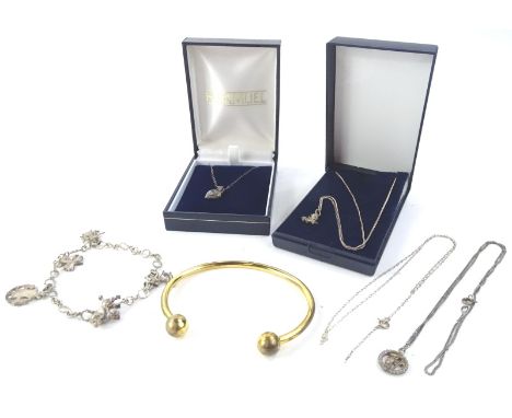 Various items of silver and silver plated jewellery, to include two silver pendants and chains, a St Christopher pendant, sil