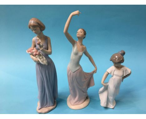 Three Nao figures