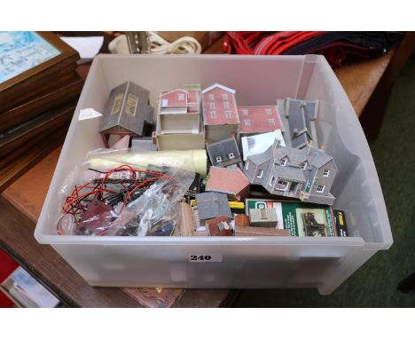 Good collection of N Gauge Railway items to include Metcalfe Buildings, Peco Accessories, boxed Bachmann etc 