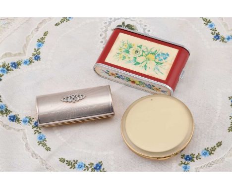 A Kigu barrel musical compact, A Kigu barrel musical compact, in gilt and chromed metal, gilt interior, relief floral bow, 8.