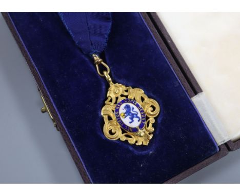 A cased 1930's 9ct gold and enamel commemorative medallion, inscribed en verso, 'Borough of Macclesfield Alderman E. Eaton Ma