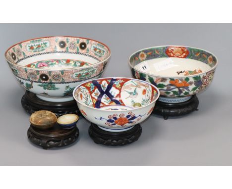 A 17th century Chinese Hatcher cargo ceramic box and cover, two Japanese Imari bowls and a Chinese bowl largest bowl diameter