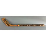 Memorabilia Eishockey Hockeyschläger mit Autogrammen Innsbruck Olympia 1976 Deutschland, ca.66cm