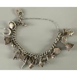 Bettelarmband mit Charms Anhängern, wohl überwiegend Silber