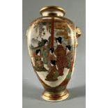 Asiatika Japan Vase mit Geisha Darstellungen Satsuma wohl Shimazu Mon Meiji Zeit, ca. 16cm