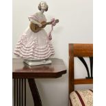 Herend, Entwurf Miklos Ligeti (1871-1944), Porzellan Figur Madame Dery mit Gitarre Modell 5753