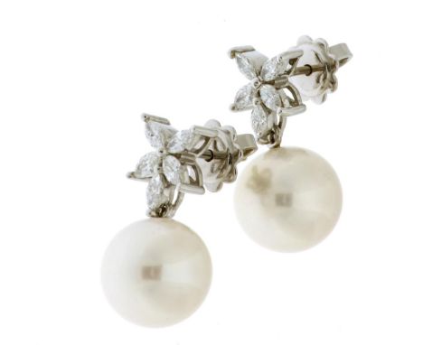 White gold earrings with freshwater cultured pearl and diamond brilliant cutWitgouden oorbellen met zoetwater cultive parel e