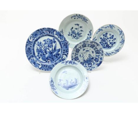 Lot of 5 porcelain dishes with birds and flower decor, Kangxi and  qianlong period, diam. 23 cm. (cracks and chips)Lot van ee