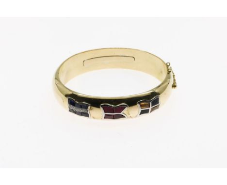 A yellowgold bangle mounted with sapphire, ruby and citrine, as   nautical flags, 750/000, gross weight 37cm. diam. 5 cm.Geel