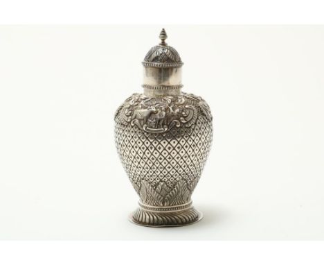 A silver tea caddy, pseudo markedZilveren theebus, met pseudo keuren, rond 1900