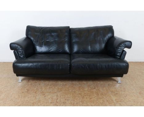 Rolf Benz black leather sofa, h. 80, b. 200, d. 90 cm.  (without label)2 persoons Rolf Benz bank bekleed met zwart leer op ro