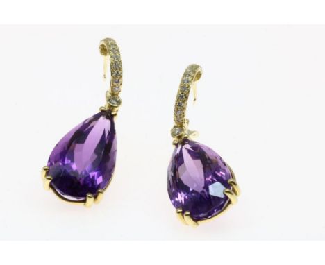 A pair of yellow gold earrings with amethyst and diamonds. l. 4  cm.Stel geelgouden oorhangers bezet met amethisten en diaman