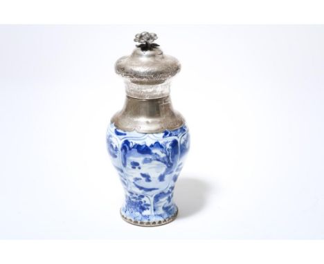 Porcelain Kangxi tea caddy with silver mounting, China 18th  century, h. 20 cm. (silver of a later date)Porseleinen Kangxi th