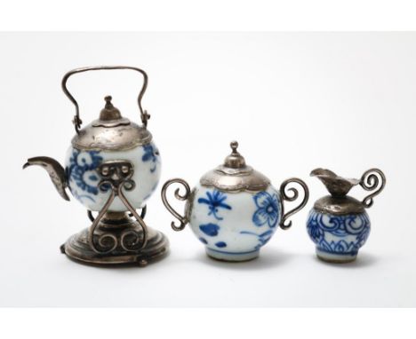 Miniature Chinese porcelain tea service, made of miniature vases  with silver mounts, 18th./19th. Century: boulloire, h, 7,5 