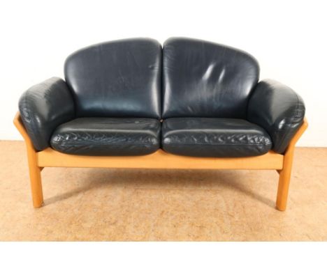 Pinewood design sofa with bleuleather pillows, stamped underside  Made in Denmark, h. 84, w. 146, d. 80 cm.Vurenhouten design