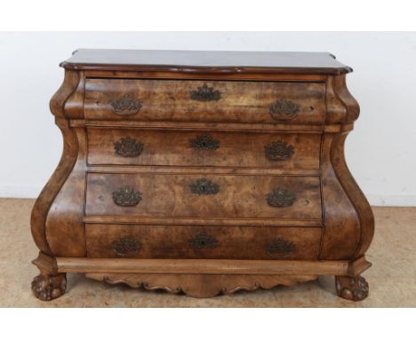 Walnut Louis XV-style commode with 4 drawers, h. 80, w. 115, d.  50 cm.Wortelnoten Louis XV-stijl orgelgebogen commode met 4 