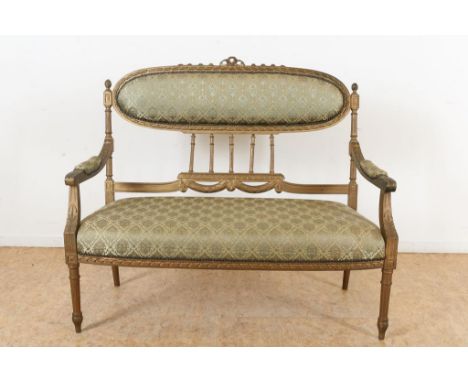 Gilded Louis XVI-style sofa.Verguld houten Louis XVI-stijl sofa bekroond met strik en groen  geschoren bekleding.