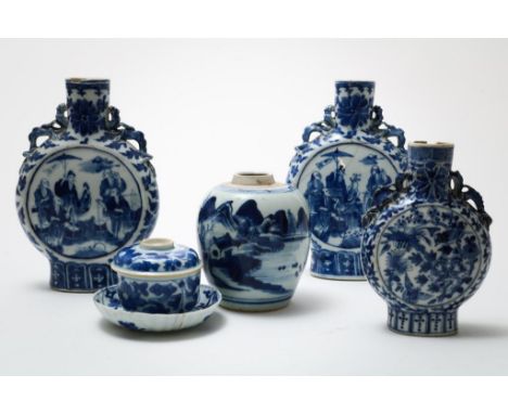 Lot van 3 porcelain jars, China 19th century, h. 21, 20 and 16  cm. (defect), Kangxi jar, 18th century, h. 12 cm. (chip) and 