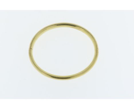 A yellow gold bangle, aloy 585/000, gross weight 15 gr.Geelgouden slaven armband, br.gew. 15 gr. geh.585/000