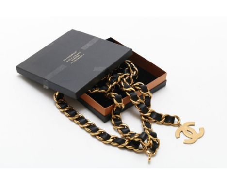 Chanel, gold coloured chain belt with leather, and CC logo,  marked: 2CC8, l. max. 90 cm.CHANEL, goudkleurige schakelriem, me