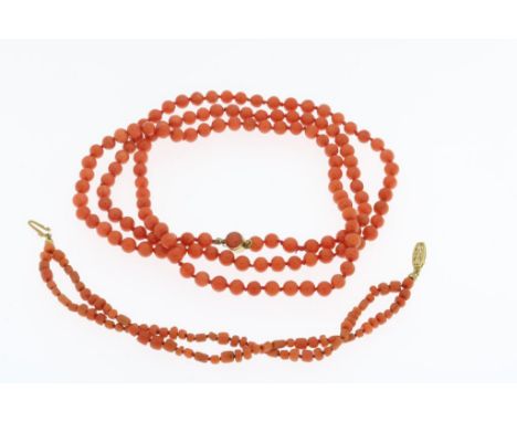Lot red coral with bracelet l. 18 cm., chain l.88 cm.Lot bloedkoraal waarbij armband l. 18 cm.,ketting l.88 cm.