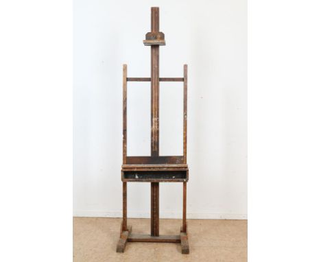 Wooden easel, h. 190 cm.Houten schildersezel, h. 190 cm.