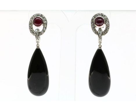 A pair of white gold earrings mounted with ruby, diamonds and  onyx pampels.Witgouden oorhangers bezet met cabochon robijnen,