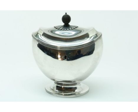 A Dutch silver Empire tea caddy, year mark 1817Zilveren Empire theebus, glad met dubbel filetrand, bladmotief  rond houten to