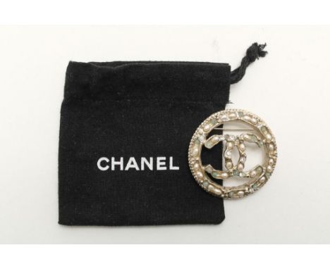 Chanel, broche with faux pearl, marked: A17-CC-P backside, diam.  4,5 cm. (incl. dustbag)Chanel, broche met faux- pearls, gem