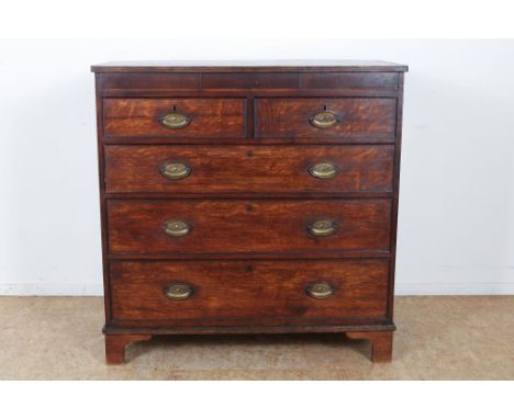Oak Georgian commode with 5 drawers, England 18/19e eeuw, h. 107,  w. 106, d. 52 cm.Eiken Georgian commode met 5 laden, Engel