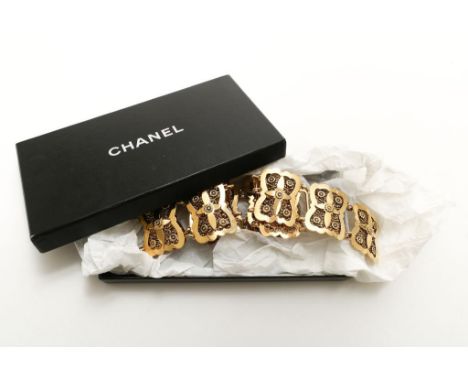 CHANEL, chain belt, with openworked flowers, marked: 2CC3, l. 85  cm. (in orignal box)CHANEL, schakelriem met ajourbewerkte s