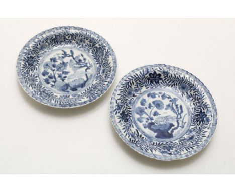 A set of 2 porcelain Kangxi dishes wit center decor of a bird,  marked in dubble ring, China 18th century, diam. 22 cm. (1x c
