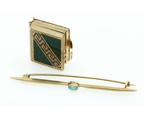 Lot gold work with medallion inlaid with enamel, and brochette  with opalLot goudwerk waarbij medaillon ingelegd met emaille,