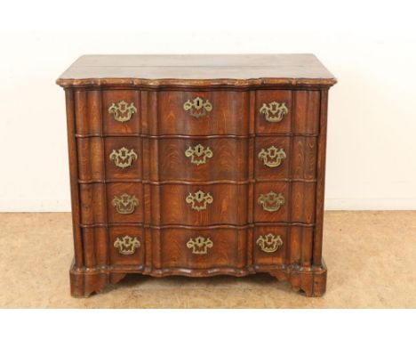 Oak commode with 4 drawers, 18th century, h. 78, w. 93, d. 54 cm.Eiken Georgiaan orgelgebogen commode met 4 laden, Engeland 1
