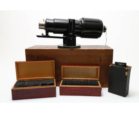 Black magic lantern in pinewood box, No. 1571, with 3 bucket  photo's. (4x)Zwarte blikken toverlantaarn in vurenhouten kist, 