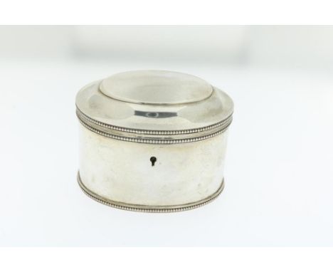 A Dutch silver tea caddy, 835/000, gross weight 224 gr.Zilveren oval theebus, glad afgezet met parelrand, met slot en  sleute
