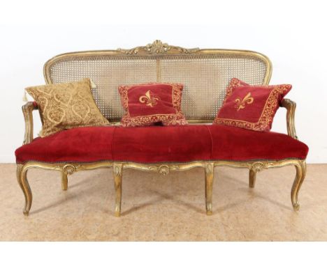 Gilded wooden Louis XV-stijl sofa, late 19th century.Verguld houten Louis XV-stijl bank met rood velourse zitting,  eind 19e 