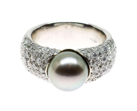 A white gold ring mounted with South sea pearl and brilliants ca.  2.00 ct. gross weight 15 gr.Witgouden pave ring bezet met 