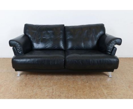 Rolf Benz black leather sofa, with label2 persoons Rolf Benz bank bekleed met zwart leer op roestvrij  stalen poten, met etik