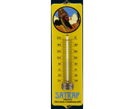 7 x 26,5 cm, gewölbt, dick schabloniert und lithographiert, funktionstüchtiges Thermometer. Sehr selten.